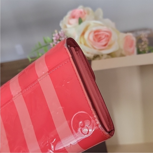 Limited Edition & Authentic Louis Vuitton Reyeur Poppy Petal patent wallet - Picture 4 of 11